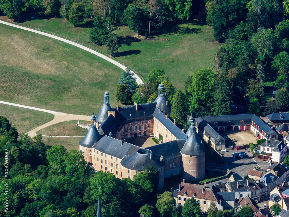 vue aérienne du château de Saint Fargeau dans l'Yonne en France