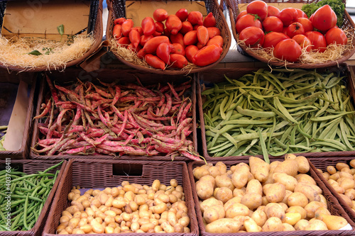 marktstand mit tomaten, bohnen und kartoffeln photo