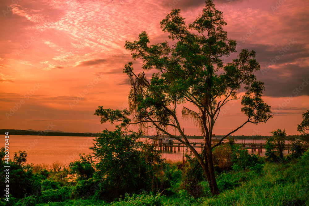 Obraz premium The background of the bridge stretches into the sea, with twilight light in the morning, beautiful colors, sky wallpaper and refreshing surroundings.