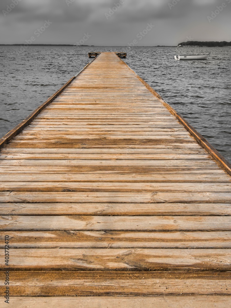 Fototapeta premium Holzsteg an der Lagune von Marsala auf Sizilien in Italien
