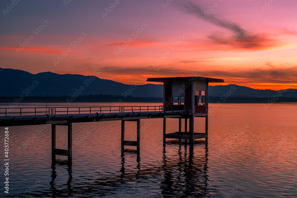 The background of the morning light, the wallpaper of the Twilight sky, the lake or the sea, is a natural beauty, seen between travel. The background of the morning light, the wallpaper of the Twilight sky, the lake or the sea, is a natural beauty, seen between travel.