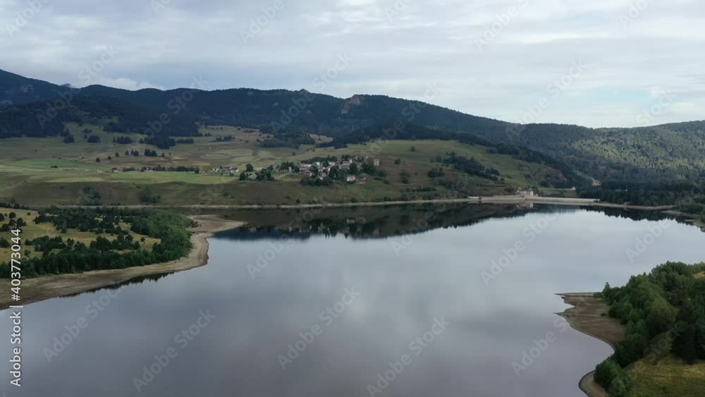 survol du lac de Matemale dans les Pyrénées survol du lac de Matemale dans les Pyrénées