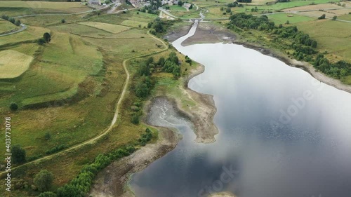 survol du lac de Matemale dans les Pyrénées photo