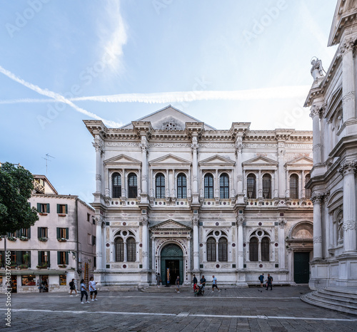 der Campo San Rocco in San Polo, Venedig mit der Fassade der Scuola Grande und der Chiesa di San Rocco, photo