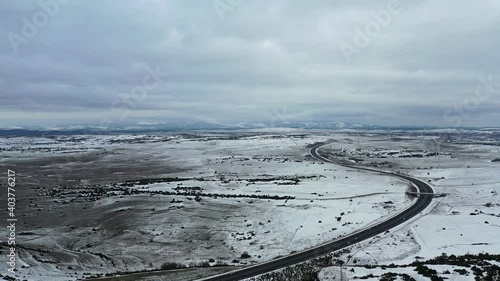 survol du plateau du Larzac sous la neige