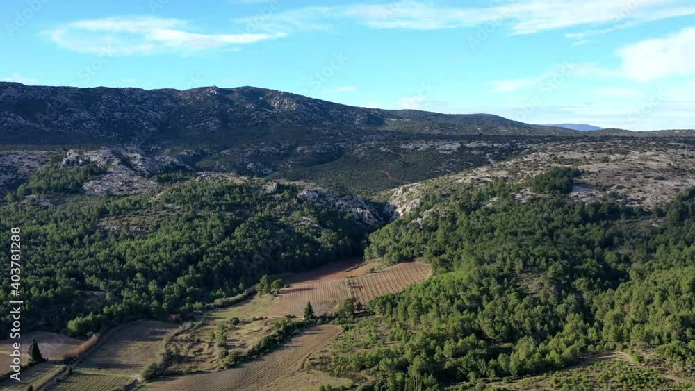 Survol du massif des Corbières dans l'Aude (France) Survol du massif des Corbières dans l'Aude (France)