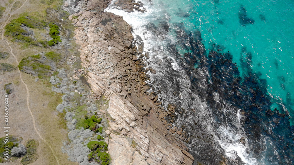 Luftaufnahme einer rauen Küste mit Felsen, Wellen, Meer und Brandung