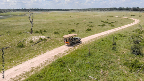 Luftaufnahme eines Safari-Jeep in der Savanne von Simbabwe 