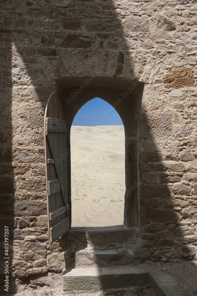 Blick durch Tür auf Sandwüste