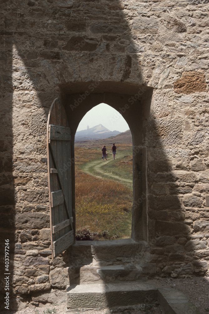 Blick durch eine Tür auf eine Landschaft