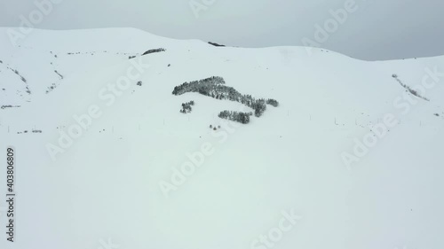 L'Italia formata dagli alberi sulla montagna di Castelluccio di Norcia, Umbria.
Vista aerea dell'Italia raffigurata dagli alberi, nella piana di Castelluccio Norcia coperta di neve, durante l'inverno. photo