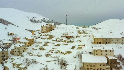 Wallpaper Mural Castelluccio di Norcia sotto la neve, Umbria.
Vista aerea di quel che rimane di Castelluccio Norcia durante l'inverno, dopo il devastante terremoto. Torontodigital.ca