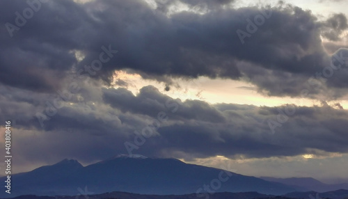 Nubi tempestose al tramonto sulle montagne dell'Appennino