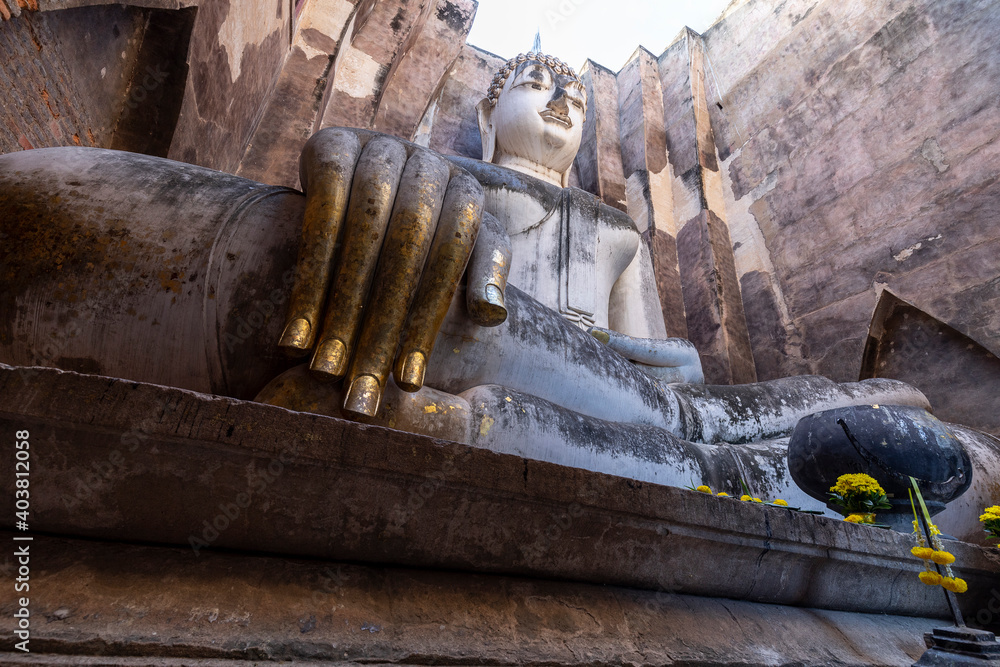 タイ国スコータイの寺院ワット・シー・チュムの大仏