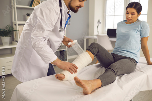 Εκτύπωση καμβά Young woman gets first aid at the hospital after an accident