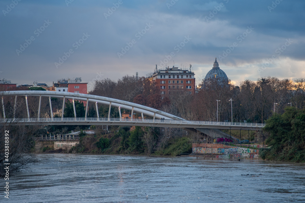 Naklejka premium Ponte della Musica e sfondo Cupola di San Pietro, Roma