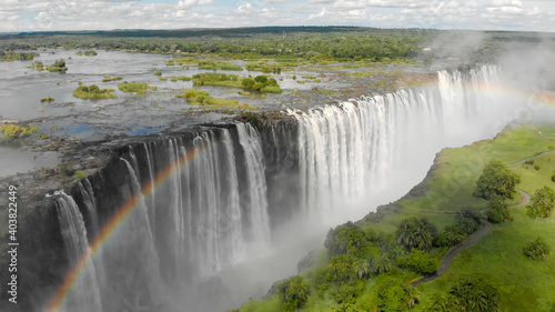 Luftaufnahme der Viktoriaf  lle in Sambia und Simbabwe mit dem Sambesi Fluss und einem Regenbogen