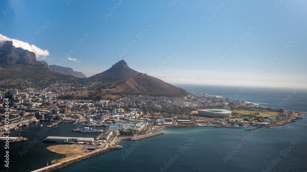 Blick auf Kapstadt aus der Luft während eines Helikopterflugs über die Stadt im Kap in Südafrika