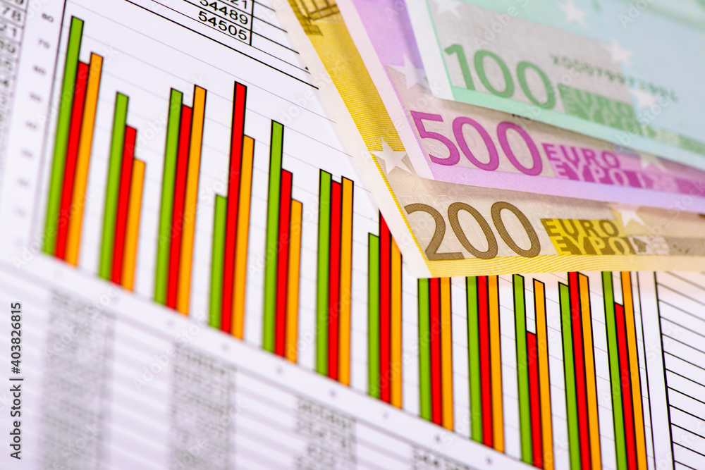 Obraz premium Aktienkurs und Chart der Börse mit Euro Banknoten