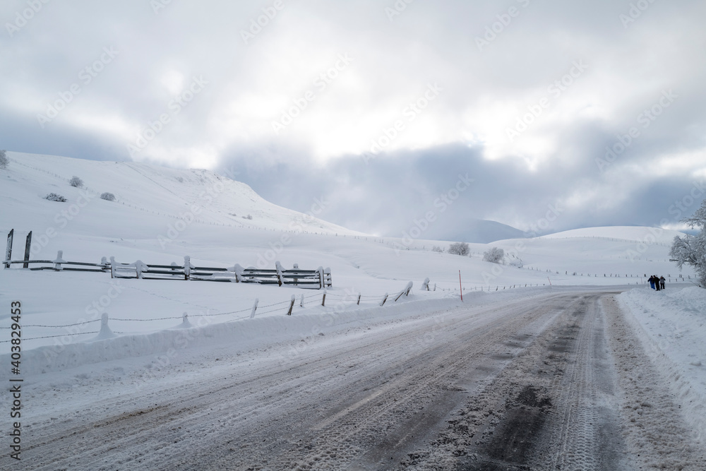 neige sur la route en direction du Mont-Dore,Auvergne,Puy de Dôme