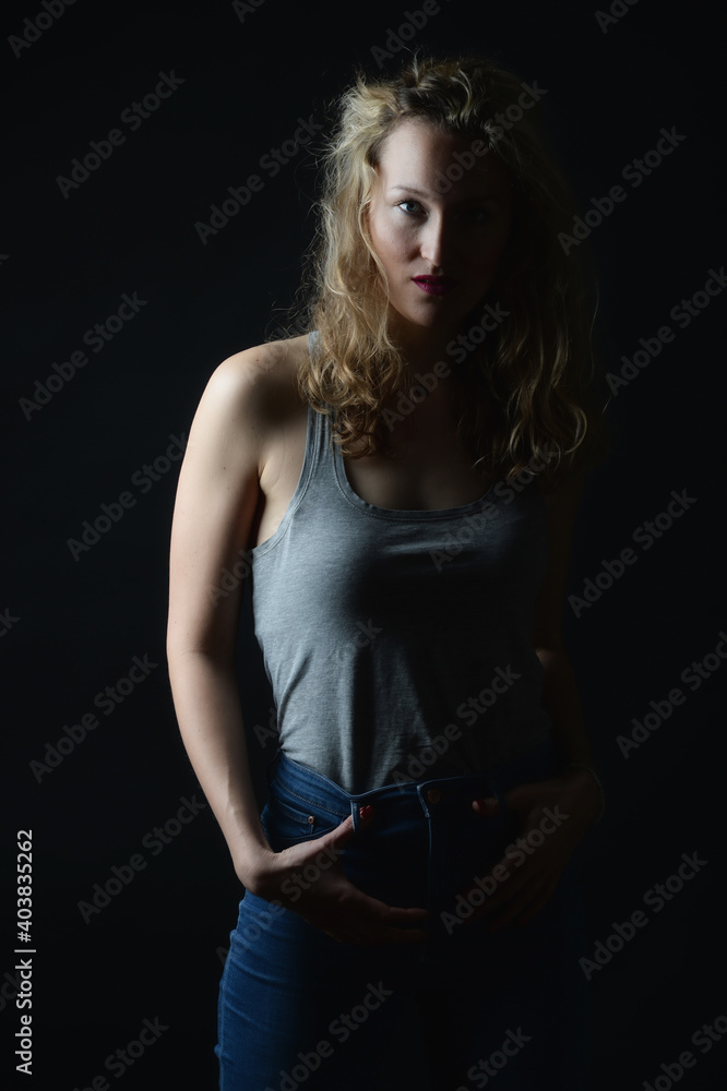 Obraz premium blonde lockige frau erfolgreich selbtsicher blick oberkörper portrait