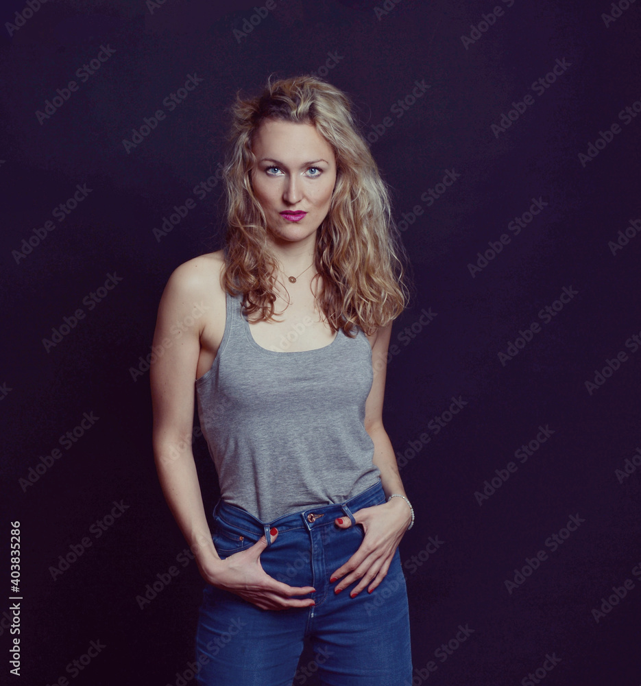 Naklejka premium blonde lockige frau erfolgreich selbtsicher blick oberkörper portrait