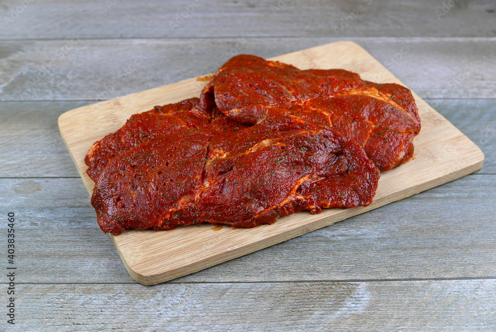 Steak auf einem Küchenbrett