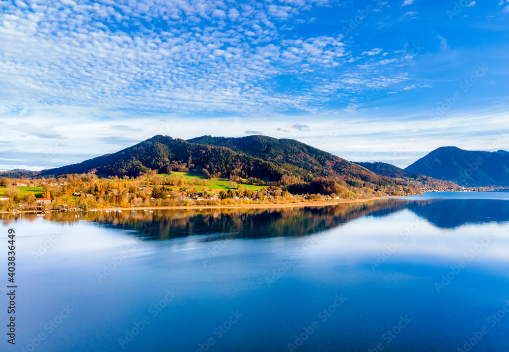 Blick auf den Tegernsee im Herbst, Bayern, Deutschland