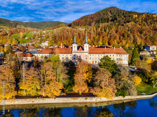 Kloster Tegernsee am Tegernsee im Herbst, Bayern, Deutschland