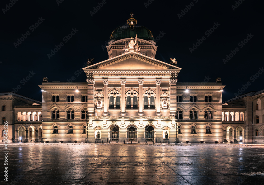 Obraz premium Das Bundeshaus, federal building, am Bundesplatz in Bern, Schweiz, bei Nacht im Winter