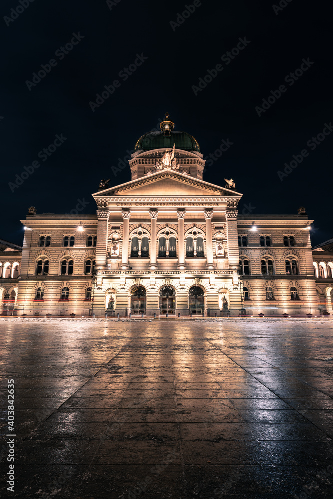 Das Bundeshaus, federal building, am Bundesplatz in Bern, Schweiz, bei Nacht im Winter