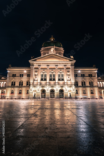Das Bundeshaus, federal building, am Bundesplatz in Bern, Schweiz, bei Nacht im Winter