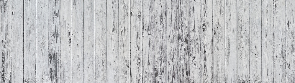 Panorama Holzwand aus hellgrau gestrichenen, vertikalen, stark verwitterten Brettern