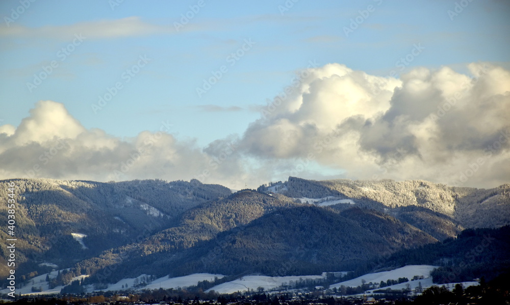 Blick von Freiburg auf ein verschneites Schwarzwaldpanorama