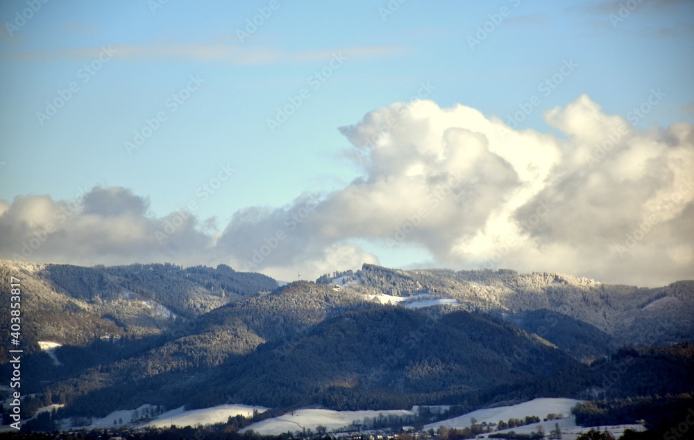 Blick von Freiburg auf ein verschneites Schwarzwaldpanorama