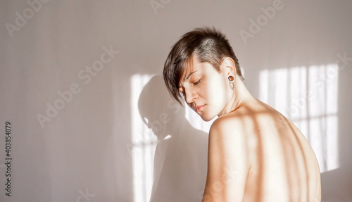 Photos Portrait of an attractive androgynous woman in studio