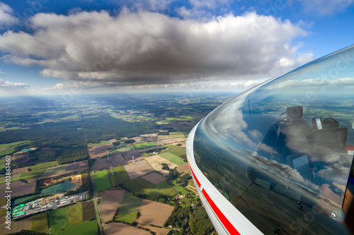 Blick aus einem Cockpit eines Segelflugzeugs photo
