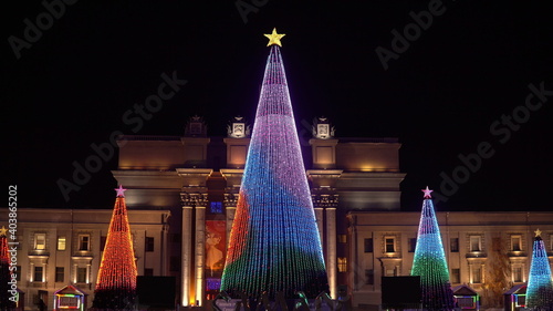 Schilderij op canvas Evening Russia, Samara, Kuibyshev Square, five Christmas trees fully decorated w