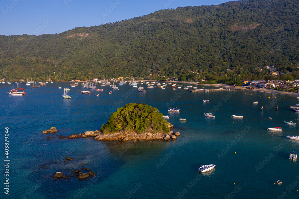 Naklejka premium Visão aerea da ilha grande no Rio de Janeiro, brazil. Barcos, praias e mar.Aerial view of the big island in Rio de Janeiro, Brazil. Boats, beaches and sea