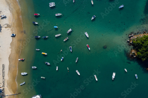 Visão aerea da ilha grande no Rio de Janeiro, brazil. Barcos, praias e mar.

Aerial view of the big island in Rio de Janeiro, Brazil. Boats, beaches and sea
