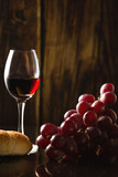 santa cena cristiana con pan uvas y una copa de uva con espacio para copi
