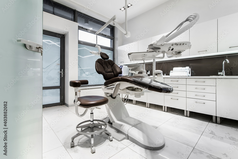 Nowoczesny fotel dentystyczny w klinice specjalizującej się w stomatologii - obrazy, fototapety, plakaty 
