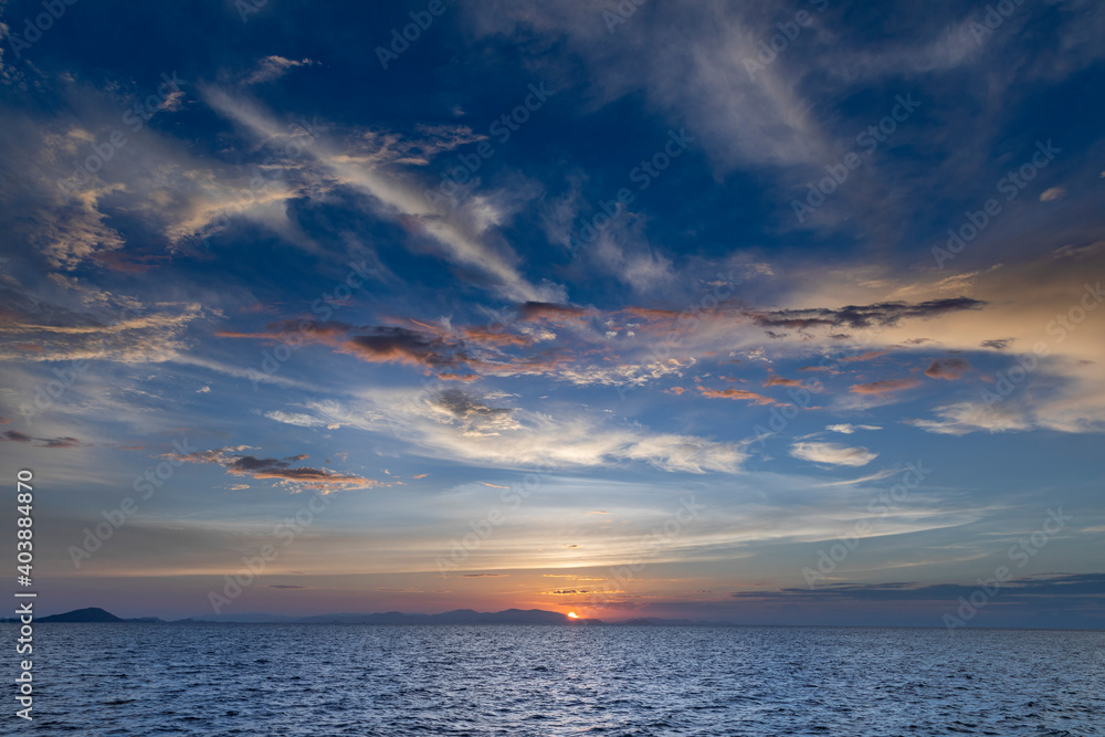 Fototapeta premium beautiful horizon on the ocean with dramatic clouds in the sky at sunset