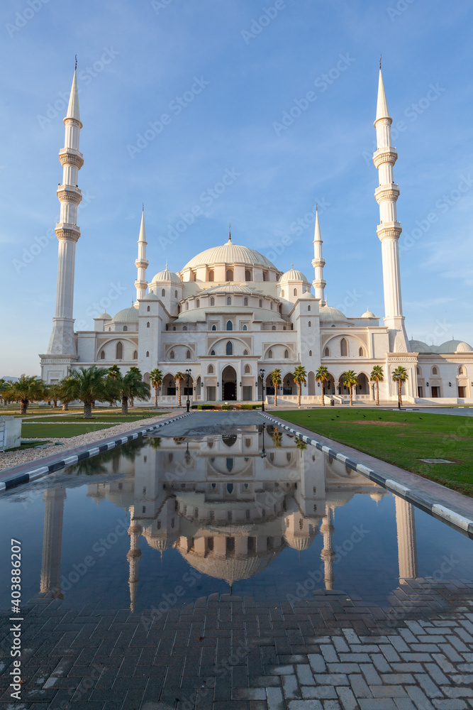 Obraz premium King Faisal Mosque with water reflection, Sharjah, UAE