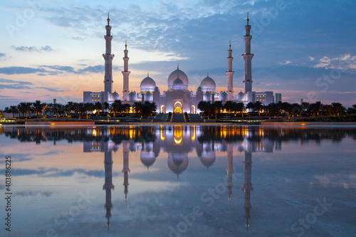 Sheikh Zayed Mosque in Abu Dhabi at dusk