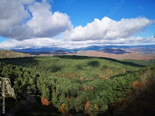Increíble vista desde montaña en otoño ,cielo azul y nubes blancas. Mirador sierra de Madrid . España
