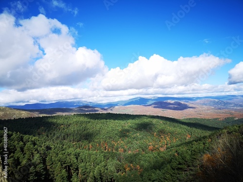 Increíble vista desde montaña en otoño ,cielo azul y nubes blancas. Mirador sierra de Madrid . España

