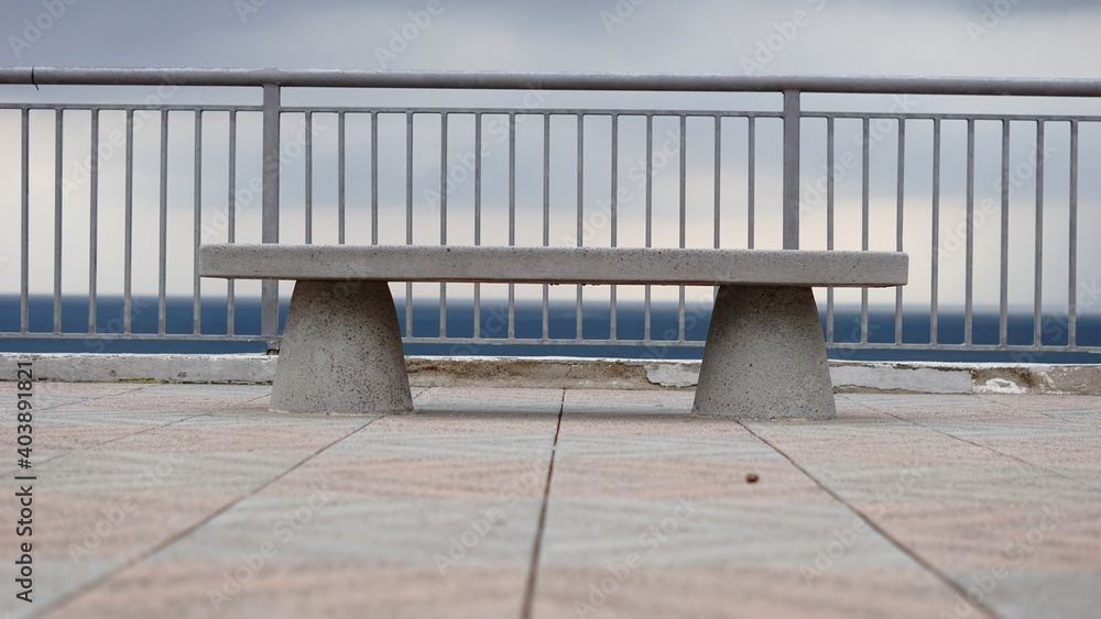 Obraz premium empty bench against cloudy sky
