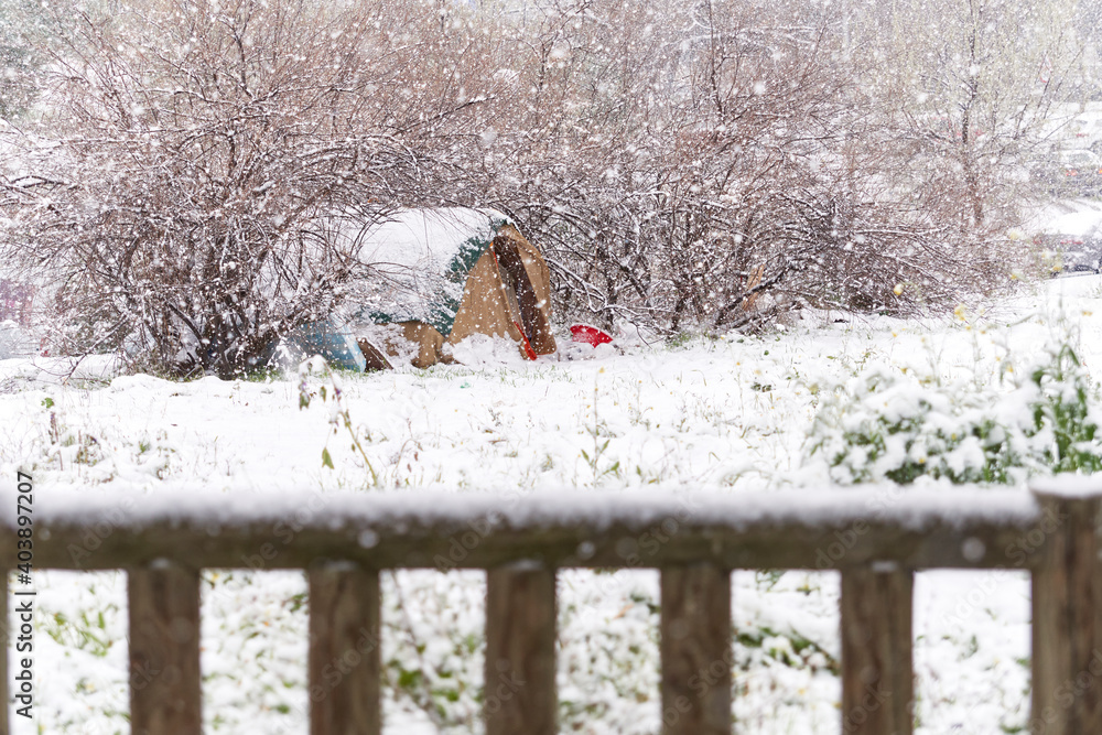 Fototapeta premium Temporal de nieve. Caseta o chabola de mendigo en condiciones invernales. 