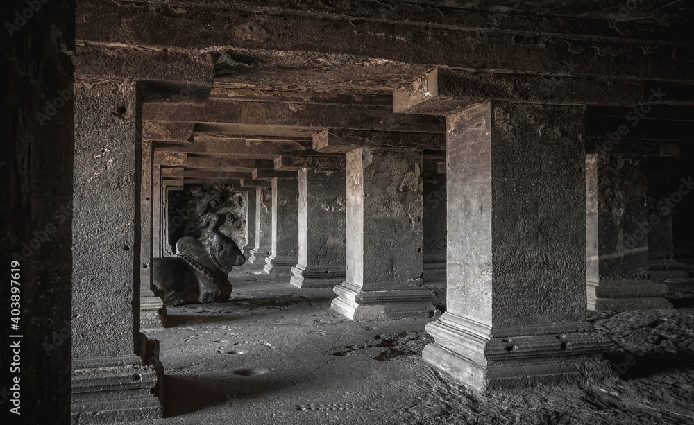 the hallmark of India is stunning sculptures, temples, a mysterious atmosphere that permeates all of this slightly gloomy and even frightening place of Ellora's cave